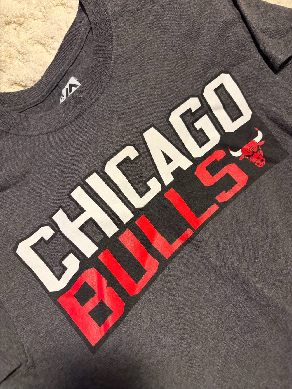 S | Chicago Bulls Gray Graphic Tee - Red & White Logo
